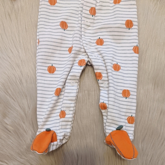 Simple Joys white and gray striped pumpkin footsie PJs size 6-9M - Picture 4 of 5